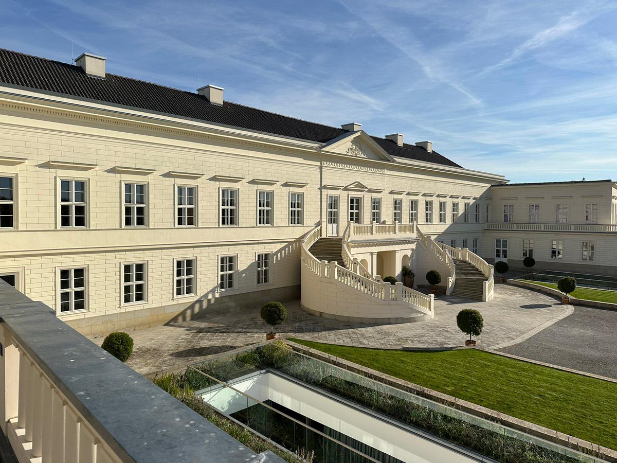 @YangLi_Lab opened the annual @DZIF_ Meeting in #Hannover. 2 days of exciting translation research on #infection at the beautiful venue in Herrenhausen