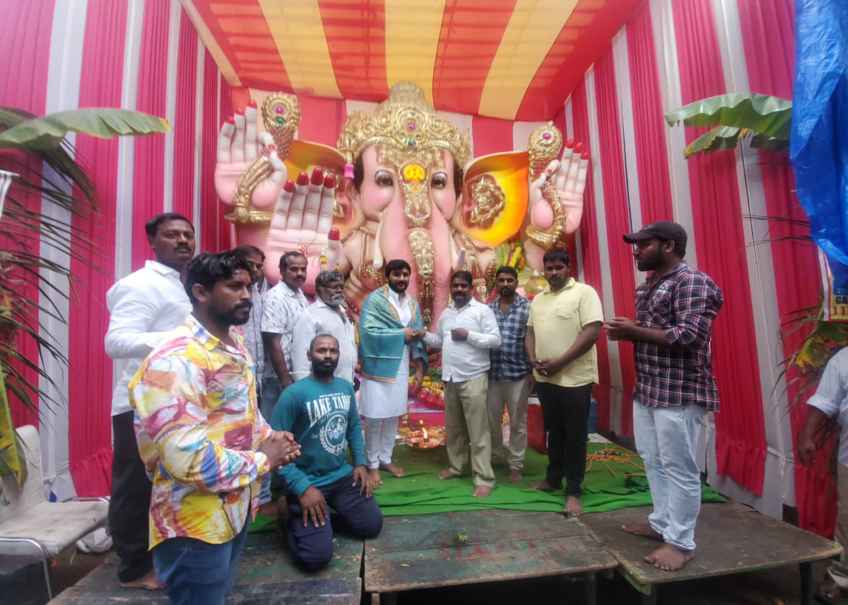 Visited various Ganesh pandals in Goshamahal Assembly,and Offered prayers at Pandal and wished for the well-being of all. 

Ganapati Bappa Moriyaa 🙏🏻

#Ashishkumaryadav 
#GoshamahalAssembly
#BRSParty

@KTRBRS @BRSparty