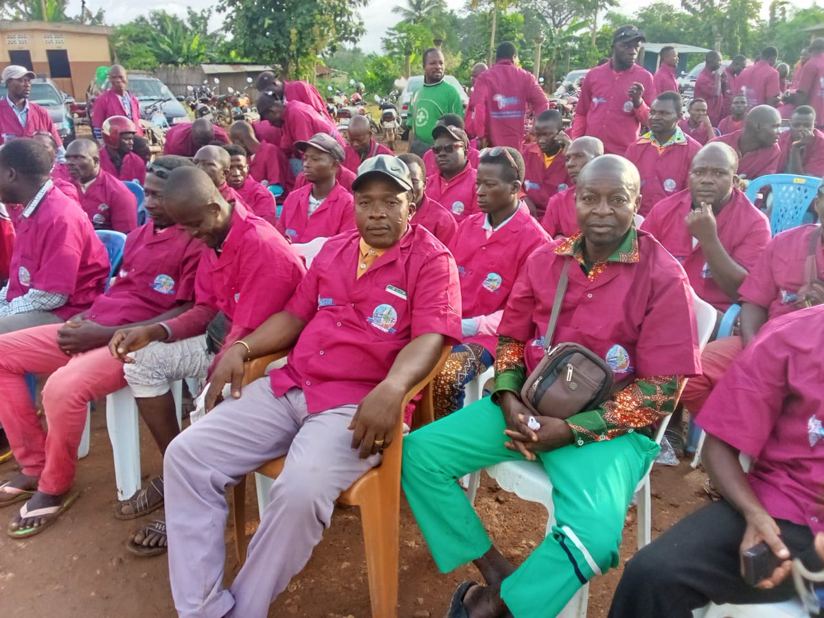 sweddbj's tweet photo. Sensibilisés, les milliers de Zémidjan habillés en blouson au branding du @sweddbj se sont mis à la tâche. Après #Parakou, les Zém d'Athiémé ont reçu la même mission le vendredi 22 septembre. Suivront ceux de #Kandi, #Djougou et #Natitingou
#sweddbj Cc @UNFPA_WCARO @BM_Afrique https://t.co/pCMsF5yjLp