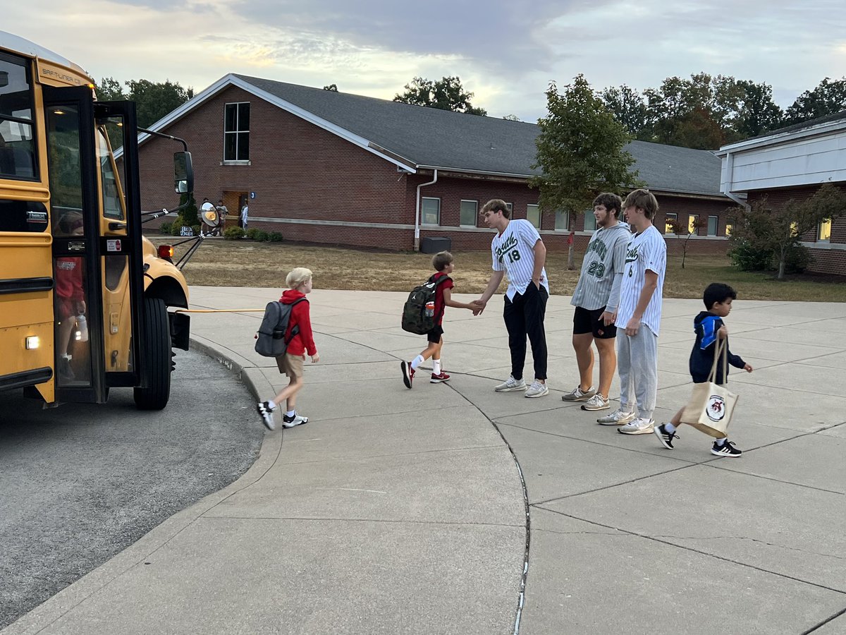 Beyond blessed to be part of such a special community! Thanks to @SouthBSBL for helping greet the students of Kenwood Station this morning! #TeamOldham #WeWearRedForJake