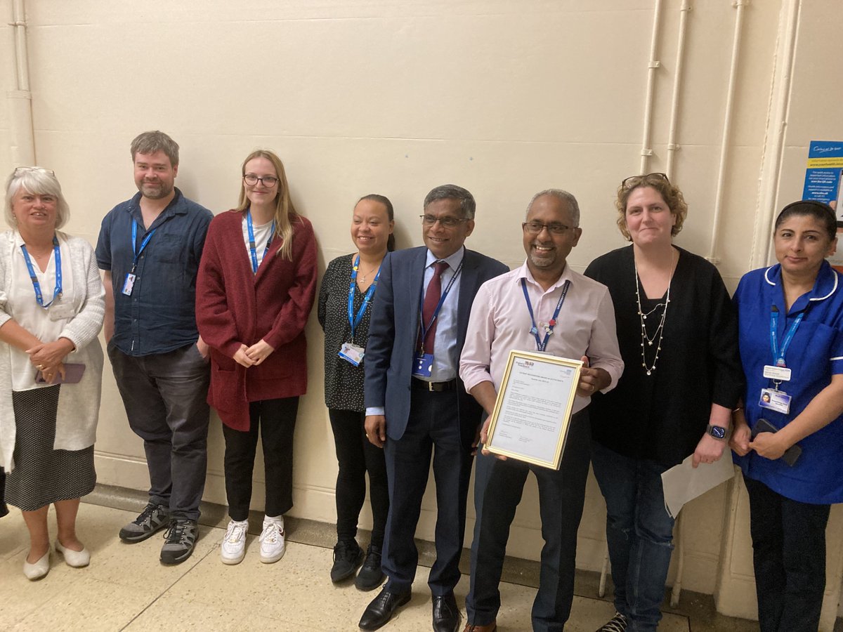 Congratulations to Consultant Rheumatologist Dr James Francis, who today received a Patient Recognition Award for all the wonderful patient feedback he's received! 👏 Pictured with Associate Medical Director Clare Collins📷 @sueburtonDCN @Leic_hospital #meaningfulrecognition