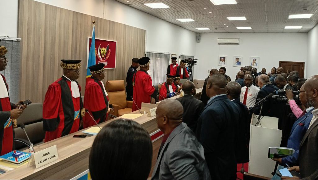 IsralMutombo11's tweet image. La Cour constitutionnelle poursuit l&apos;affaire du parc Agro-Industriel de Bukanga Lonzo ce lundi 25 septembre pour une troisième audience publique. 

Matata Ponyo, Deogratias Mutombo et Christo Grobler sont reprochés de détournement des deniers publics destinés à ce grand projet.