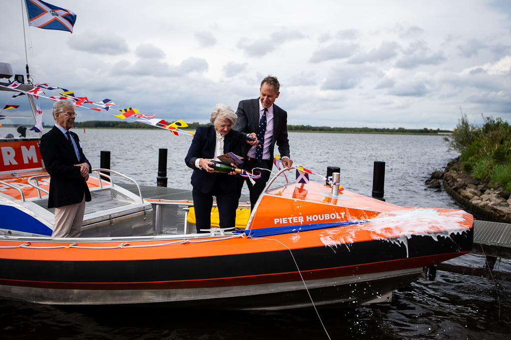 Vrijdag was het feest bij de KNRM in Blaricum 🎉, want de nieuwe reddingboot 'Pieter Houbolt' werd gedoopt 🚤! Burgemeester Barbara de Reijke was erbij.
Lees meer over de boot op 👉 knrm.nl/nieuws/knrm-re…