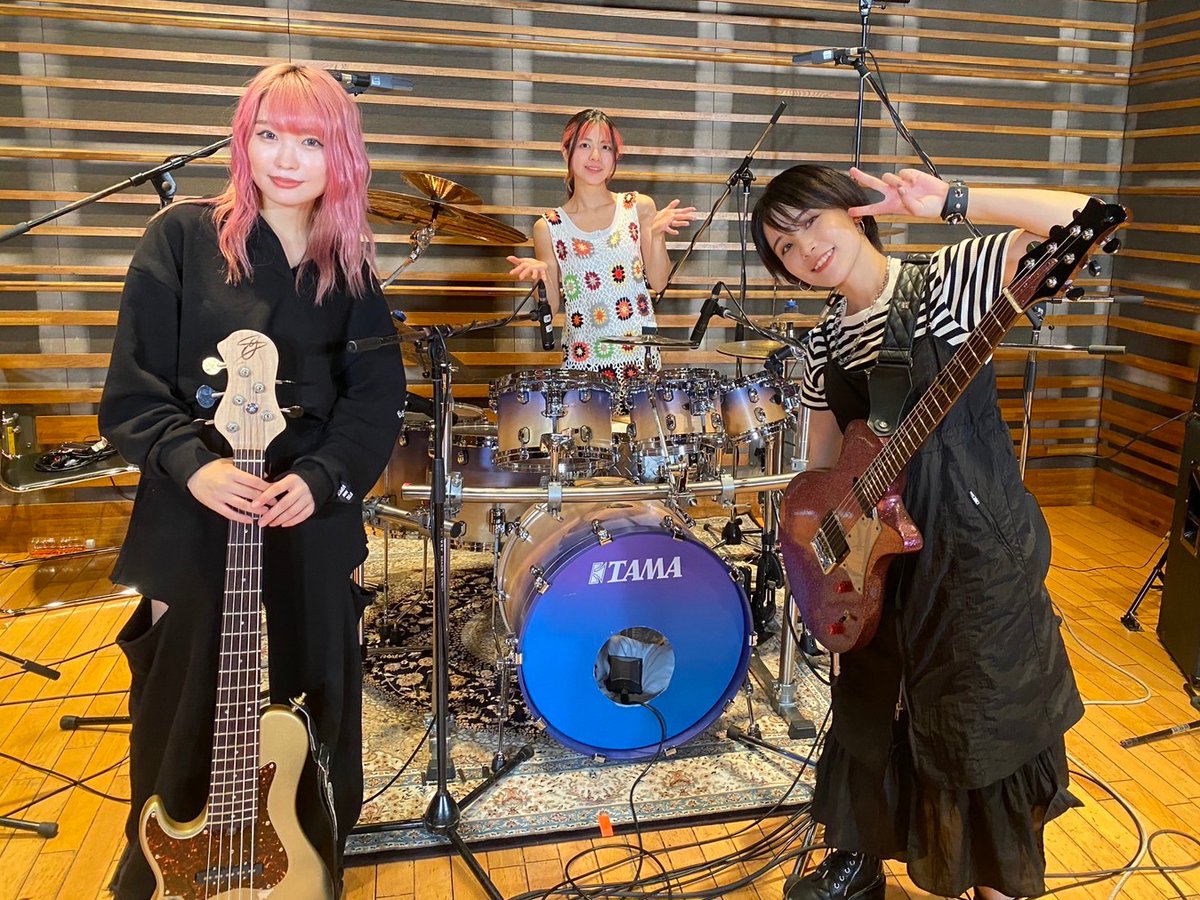 ShienaNishizawa's tweet photo. 【解禁】
TOKYO MX他にて放送中の『MUSIC B.B.』が10月より『B.B.レアリティ』としてリニューアルし、その番組ナビゲーターを務めることとなりました！🎉
わかざえもんさん(@waka_lh )、むらたたむさん(@tamu_murata_dr )とバンド演奏も披露します🔥
重役を任せてもらえて驚きで���。ぜひ観てください！ https://t.co/5bAoRjDbvG