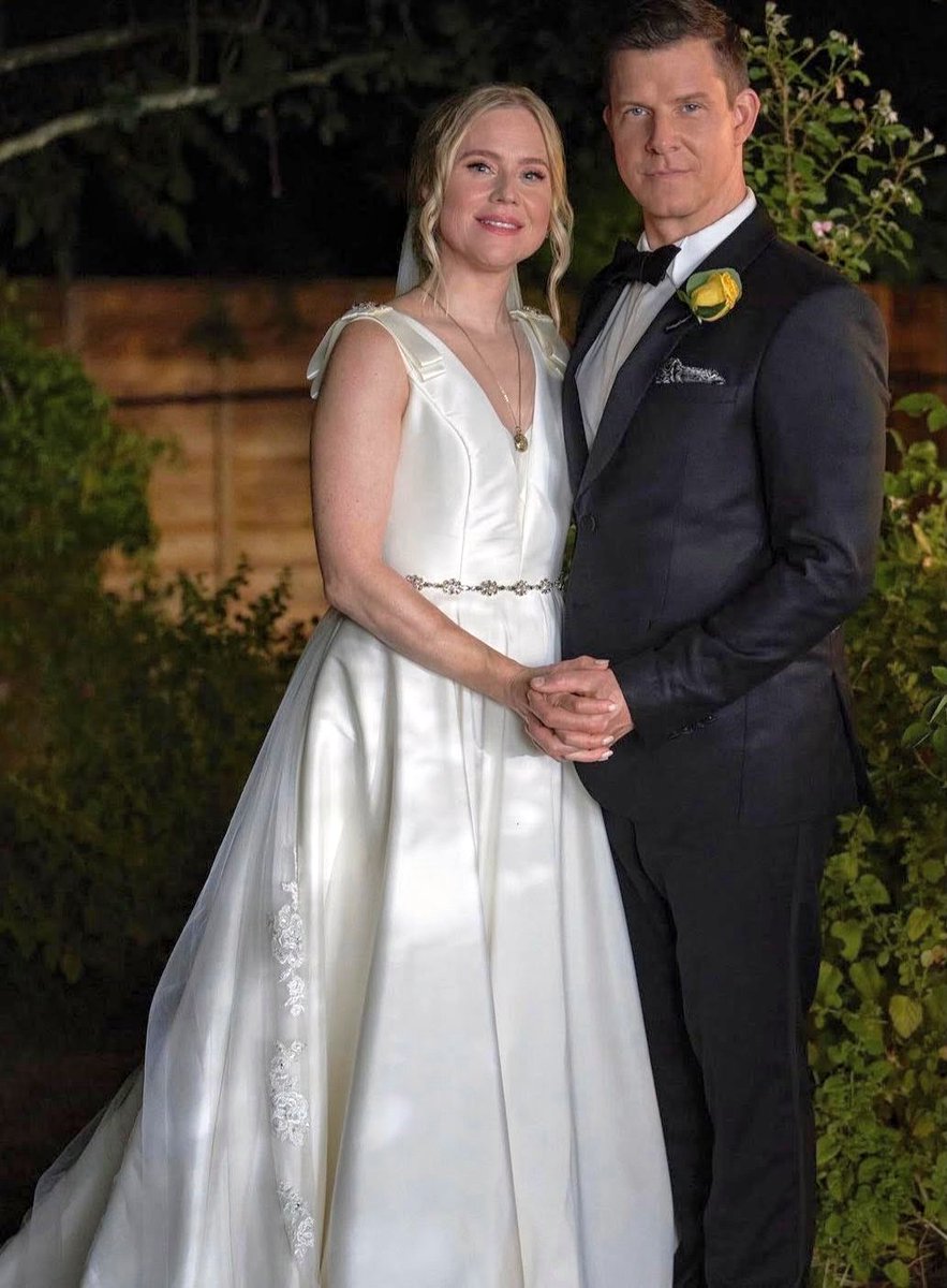 Good morning #POstables <a href="/Eric_Mabius/">Eric_Mabius</a> <a href="/kristintbooth/">Kristin Booth</a> <a href="/RealCrystalLowe/">Yan-Kay Crystal Lowe</a> <a href="/geoffgustafson/">Geoff Gustafson</a>! 
Happy Monday! Have a lovely and blessed day and a new week!
A cup of love to start your day!

"Perfect love casts out all that pain all that fear...and replaced it with hope."