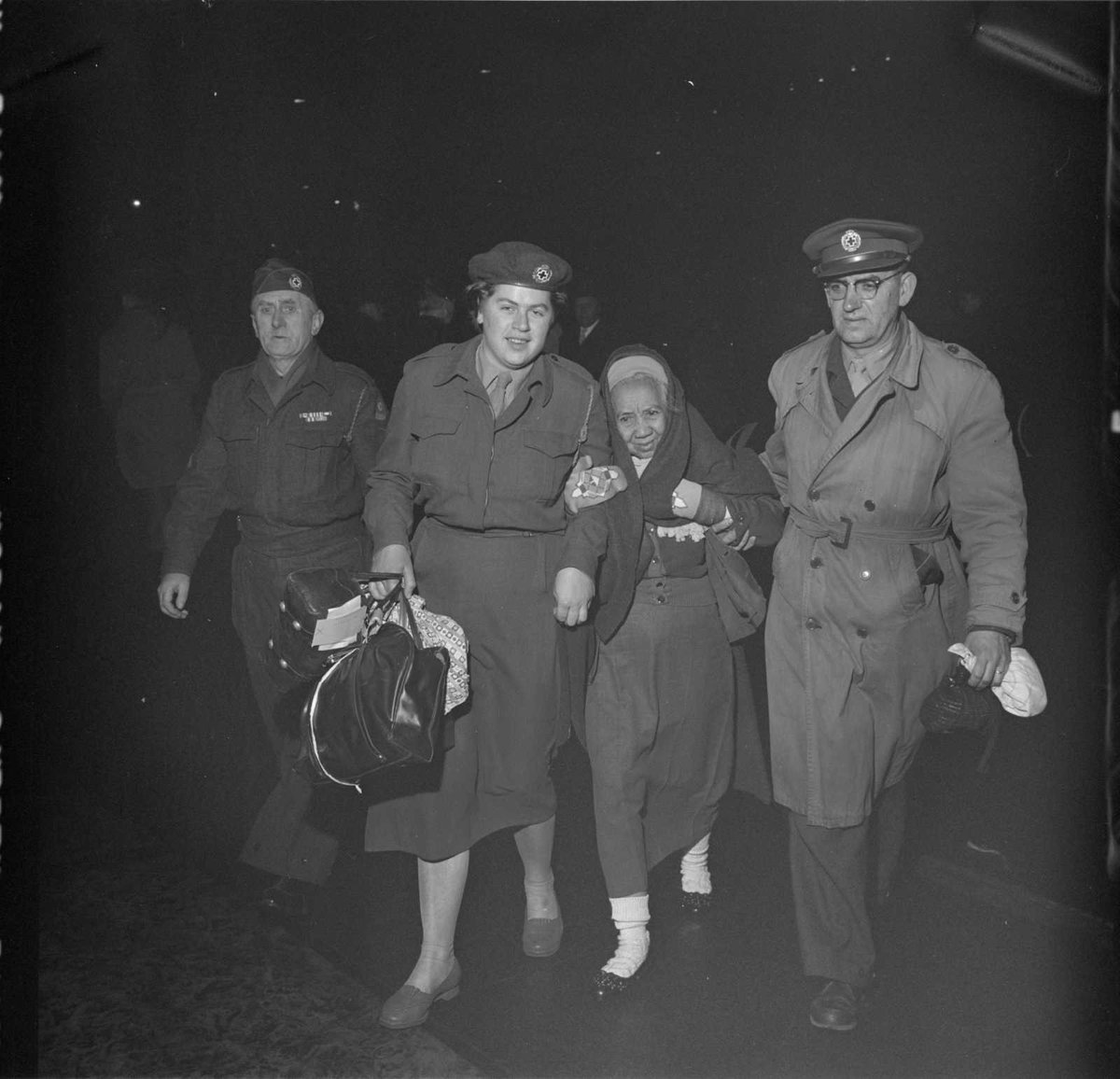 Medewerkers van het Rode Kruis ontfermen zich over repatrianten uit Indonesie, gearriveerd met de Sibajak aan de Lloydkade op 19 januari 1958: ow.ly/h6I150PGJ3h

#GeschiedenisLokaal010 <a href="/stadsarchief010/">Stadsarchief 010</a> #Indonesië #repatrianten