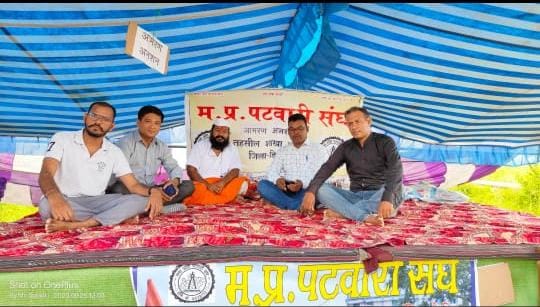 ‼️आमरण अनशनदारी‼️
पटवारी सोहन साहू  जिला डिंडोरी तहसील शाहपुरा म. प्र. पटवारी मांगों के लिए आमरण अनशन
जीवन या कि मृत्यु हो।
हमने संकल्प का वरण किया।
#पटवारी_आमरण_अनशन 
#प्रधानमंत्री_और_पटवारी

<a href="/mppatwarisangh/">मध्यप्रदेश पटवारी संघ भोपाल</a>
