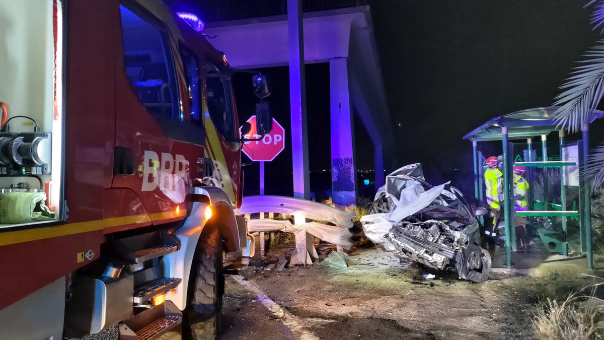 BomberosAlcala's tweet photo. 🔴 Intervenimos en un accidente de tráfico en el km 7 de la A-376.

⏩ A nuestra llegada nos encontramos con un vehículo que había colisionado con las protecciones de la pasarela peatonal, quedando su ocupante atrapado y falleciendo en el acto. 
Procedemos a su excarcelación. DEP https://t.co/QXlZTyfxhC