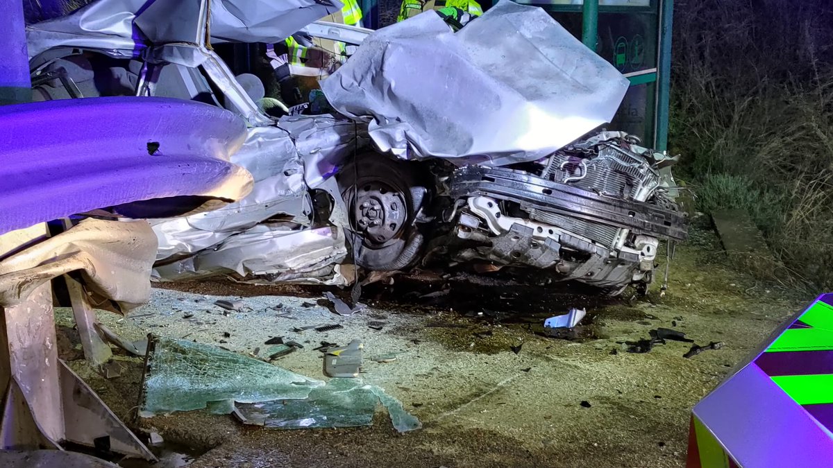 BomberosAlcala's tweet photo. 🔴 Intervenimos en un accidente de tráfico en el km 7 de la A-376.

⏩ A nuestra llegada nos encontramos con un vehículo que había colisionado con las protecciones de la pasarela peatonal, quedando su ocupante atrapado y falleciendo en el acto. 
Procedemos a su excarcelación. DEP https://t.co/QXlZTyfxhC