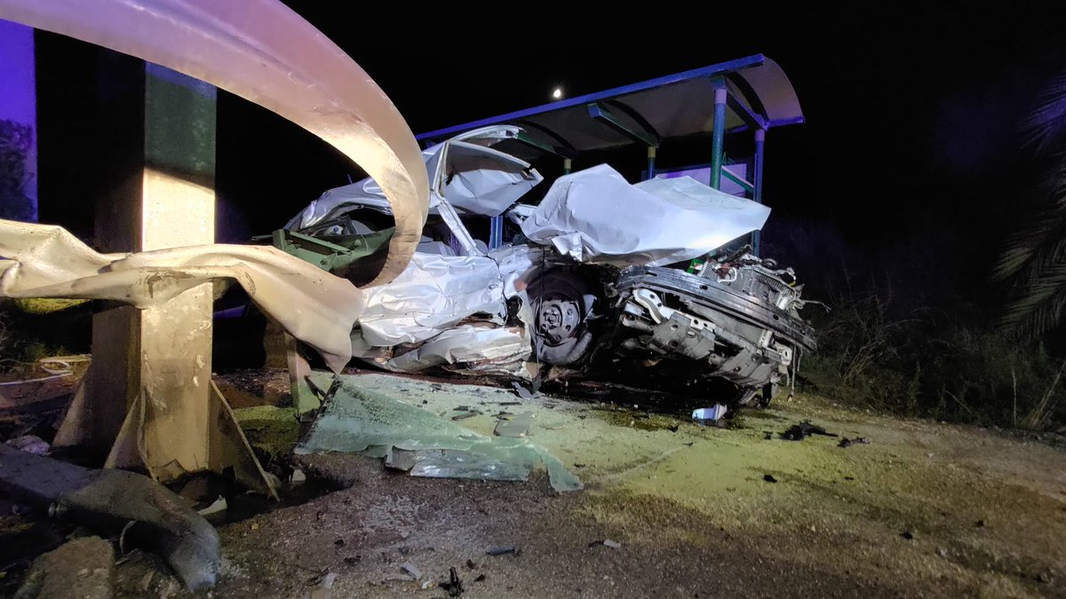 BomberosAlcala's tweet photo. 🔴 Intervenimos en un accidente de tráfico en el km 7 de la A-376.

⏩ A nuestra llegada nos encontramos con un vehículo que había colisionado con las protecciones de la pasarela peatonal, quedando su ocupante atrapado y falleciendo en el acto. 
Procedemos a su excarcelación. DEP https://t.co/QXlZTyfxhC