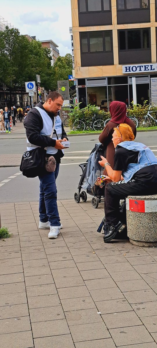 Evangelisation in Münster 

Die Bibel wurde Verteilt und das Evangelium wurde Gepredigt