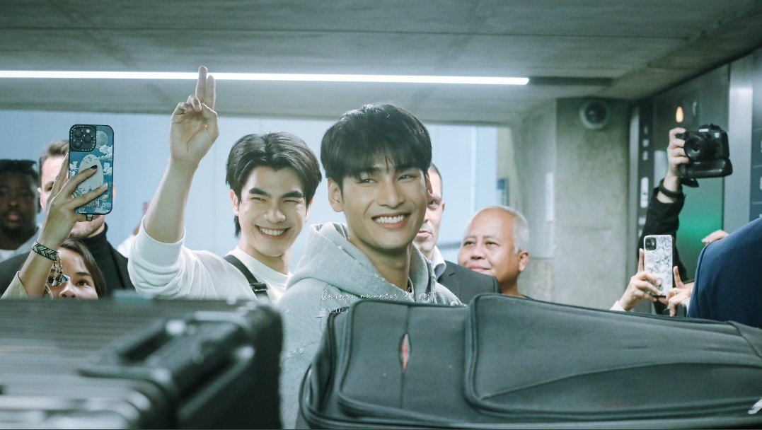 ApoMyLover's tweet photo. MileApo already here!! 🤗  Omg look at their beautiful smile after safely arrived in Paris together!!!☺️🥰

#MileApoFlyToDiorSS24
@Nnattawin1 @milephakphum
#Nnattawin #MilePhakphum https://t.co/5FSxF7ZmZ0