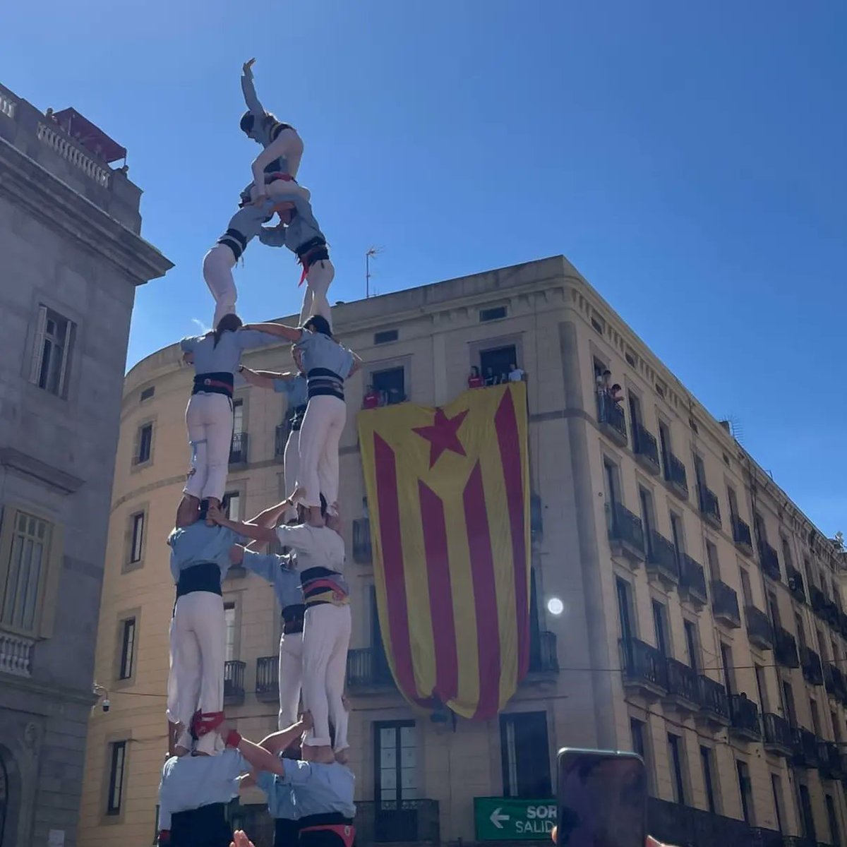 JoventBarcelona's tweet photo. BARCELONA CRIDA INDEPENDÈNCIA

Ahir vam fer la tradicional desplegada d'estelda gegant per la diada castellera de la Mercè a Plaça Sant Jaume

✊Seguim lluitant per un país lliure, republicà, feminista, socialista, ecologista i antifeixista! https://t.co/qtF5RmjdVf