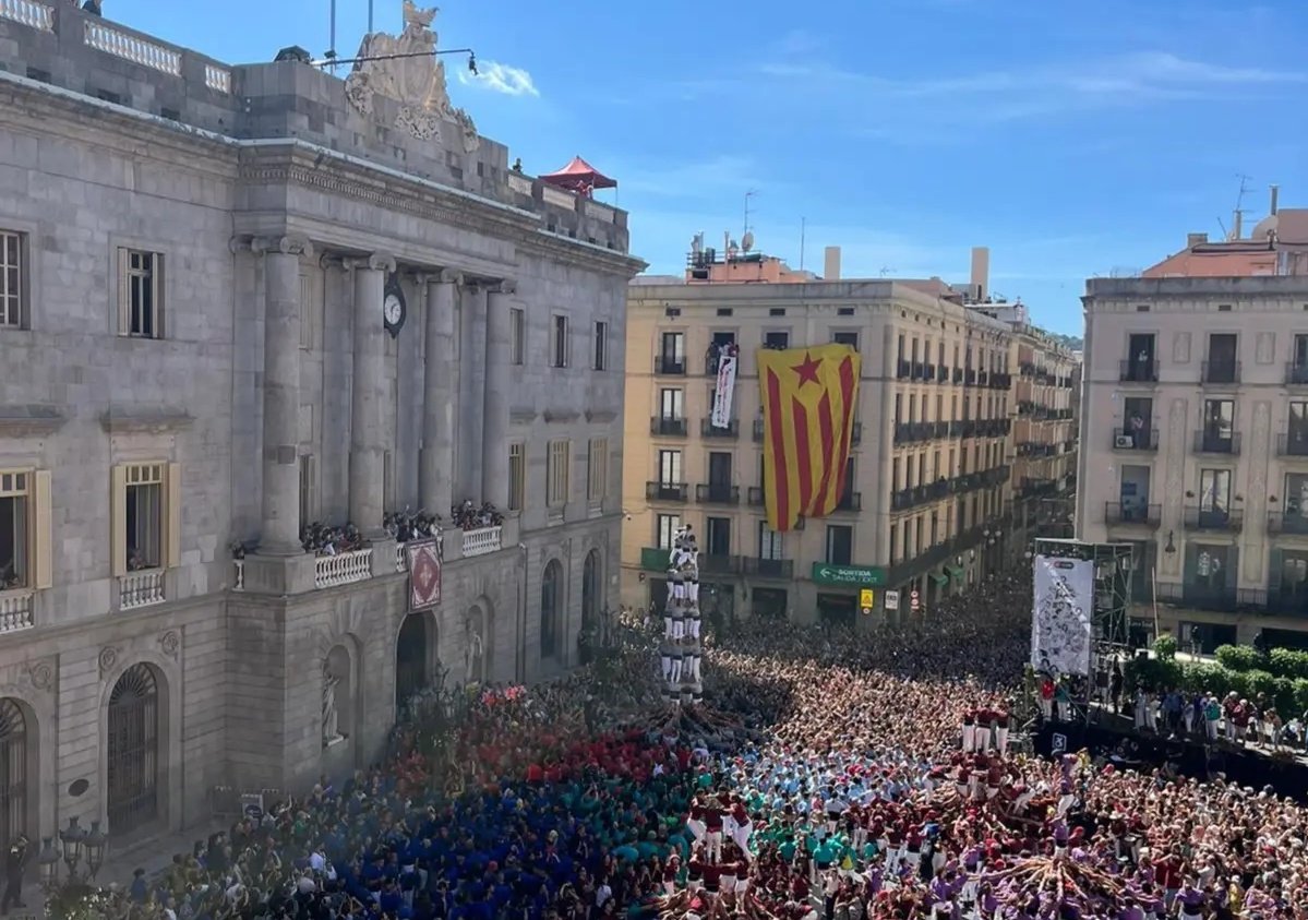 JoventBarcelona's tweet photo. BARCELONA CRIDA INDEPENDÈNCIA

Ahir vam fer la tradicional desplegada d'estelda gegant per la diada castellera de la Mercè a Plaça Sant Jaume

✊Seguim lluitant per un país lliure, republicà, feminista, socialista, ecologista i antifeixista! https://t.co/qtF5RmjdVf