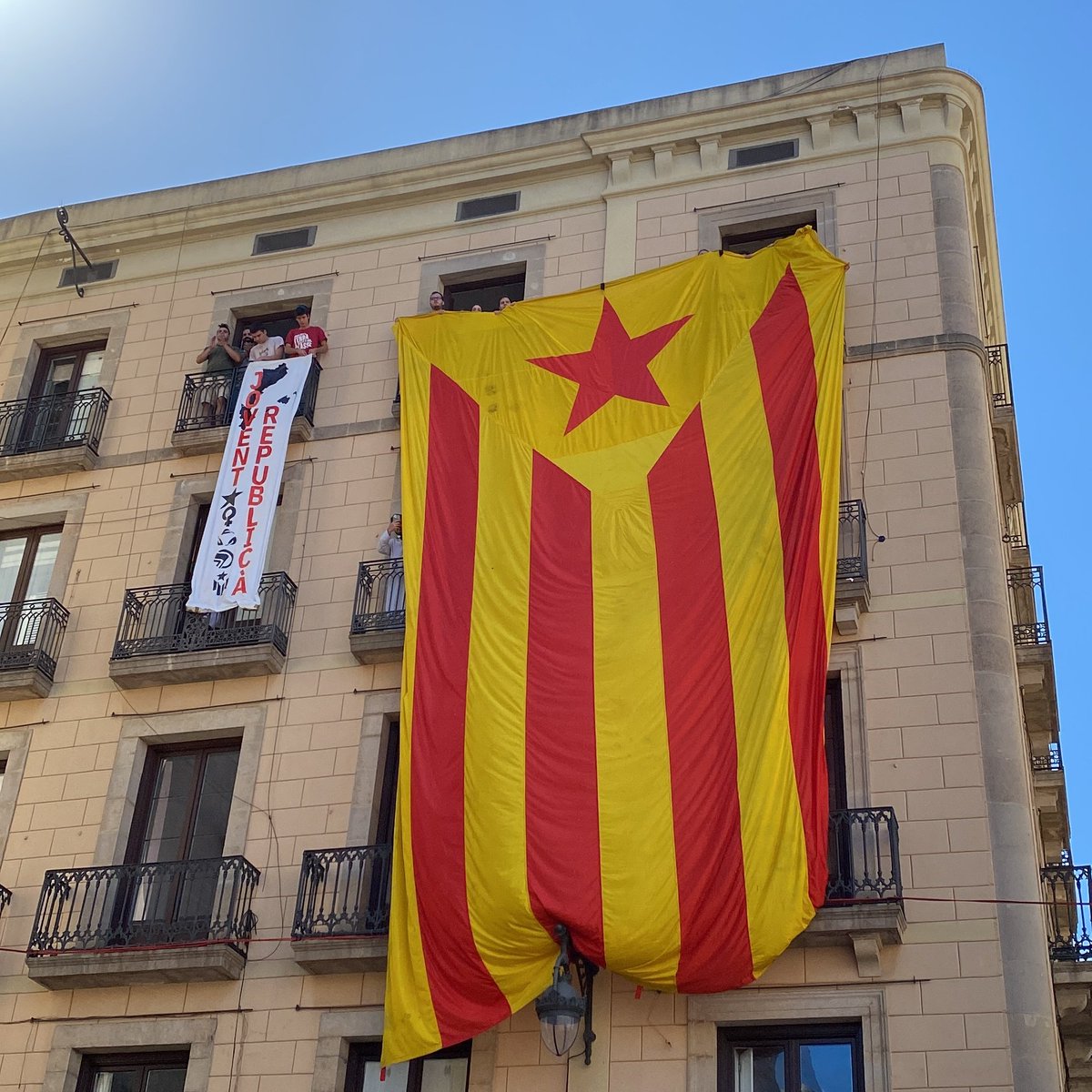 JoventBarcelona's tweet photo. BARCELONA CRIDA INDEPENDÈNCIA

Ahir vam fer la tradicional desplegada d'estelda gegant per la diada castellera de la Mercè a Plaça Sant Jaume

✊Seguim lluitant per un país lliure, republicà, feminista, socialista, ecologista i antifeixista! https://t.co/qtF5RmjdVf