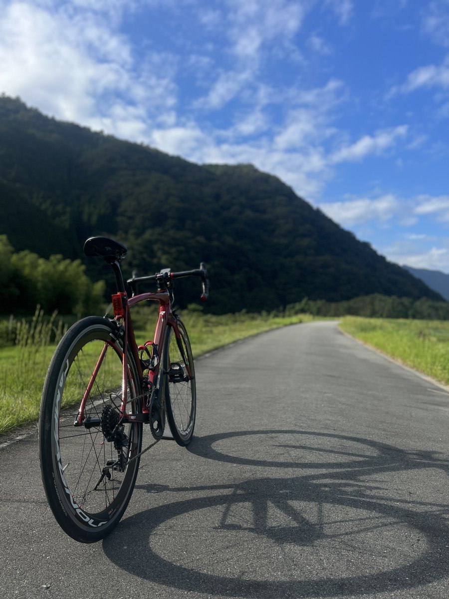KadisinKn's tweet photo. 今日は週末メンテしたFenix SLでライド。
AETHOSも気持ちのいいバイクだけど、やっぱFenixはいいな。
荒れた路面でもコントローラブルで直進安定性が強く安心感がある。平坦、上り、下り、グラベルどこを走ってもスムーズで気持ちいい。
不思議と愛着のわくバイクだな😊
#Ridley #FenixSL #リドレー https://t.co/WqkhIDhQfx