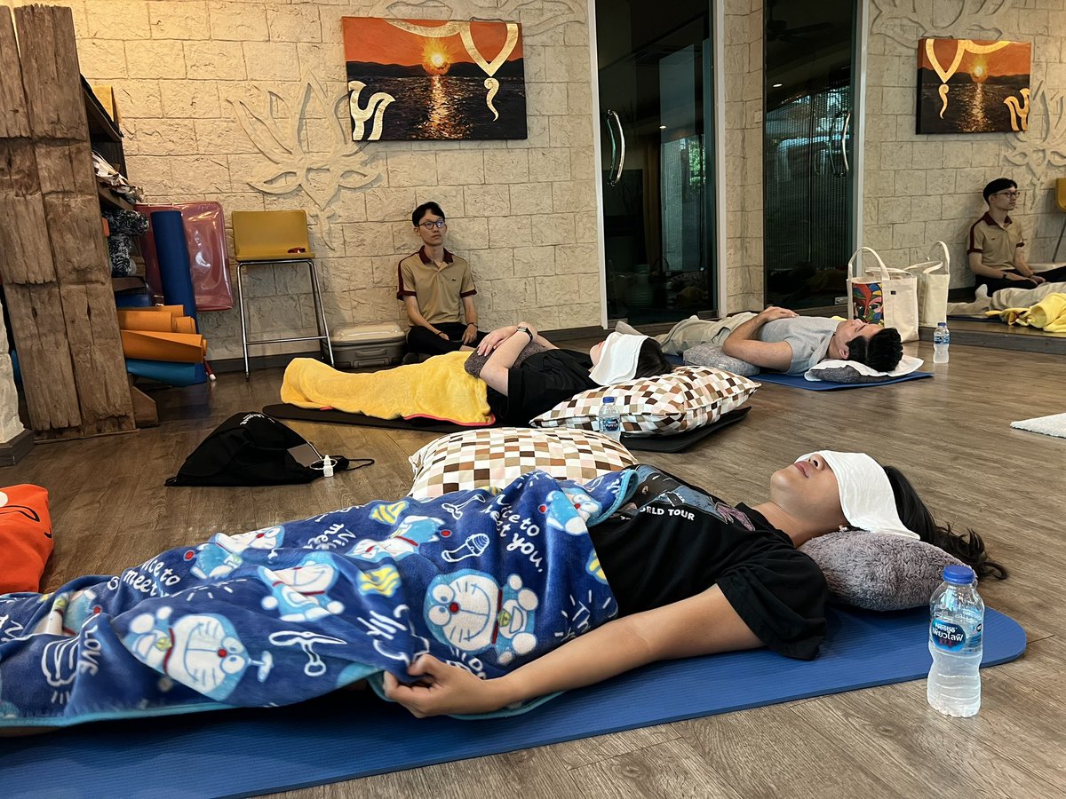 ffaiia's tweet photo. ได้ลองไปทำSound Bath Himalayan Singing Bowls มาแหละ อยากบอกว่าดีมากกกกกกก มันเป็นคลื่นเสียงบำบัด ให้อารมณ์เหมือนเราหลุดเข้าไปในภวังค์ กึ่งหลับกึ่งตื่น แต่อยากบอกว่ามันผ่อนคลายแล้วก็สบายมากกก เหมือนหลับลึกเลยหลังทำรู้สึกดีสุดๆ ประทับใจมากๆ ต้องลองสักครั้งอะ
📍 Ig:moonzpellstudio https://t.co/r5taTFcOSt