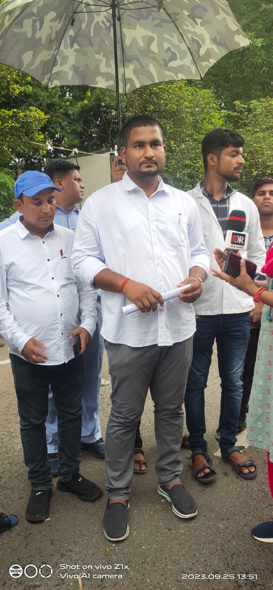 AMSA__Odisha's tweet photo. In #Bhubaneswar, #AYUSH students raise their voices against the perceived neglect by the #Odisha government. Urgency fuels the call for an improved healthcare system. Honorable MLA Dhamnagar Mr.Suryavanshi Suraj,@BJP4Odisha stands in support of our cause. https://t.co/WMMYp9J706