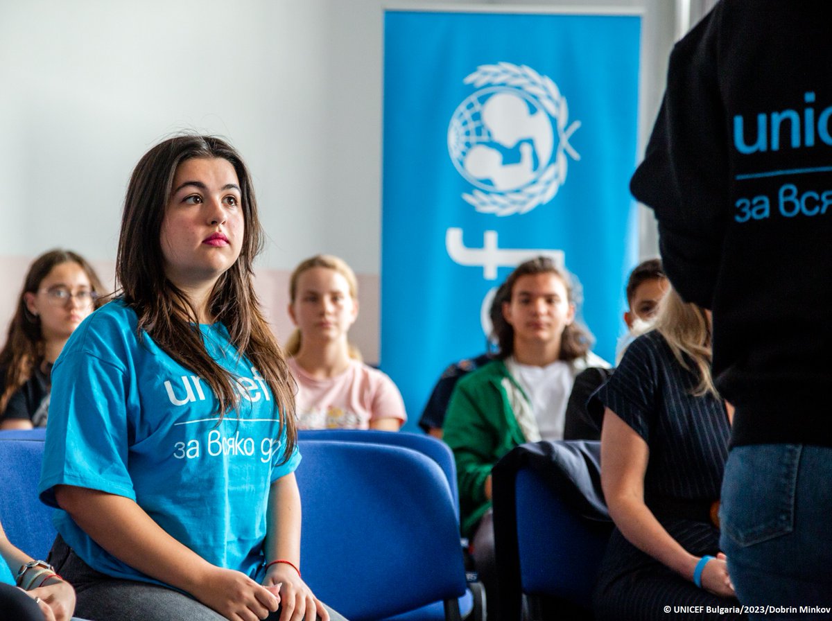 UnicefBulgaria's tweet photo. Ваня е в 12 клас. Тя е става жертва на подигравки в училище и затова избира ролята на Миротворец в програмата на УНИЦЕФ и #МОН за превенция на насилието и тормоза в училище #StepsTogether. За да създадем безопасна среда за всички са необходими общи усилия https://t.co/yhjerzznPu https://t.co/ntgjWSGHRi