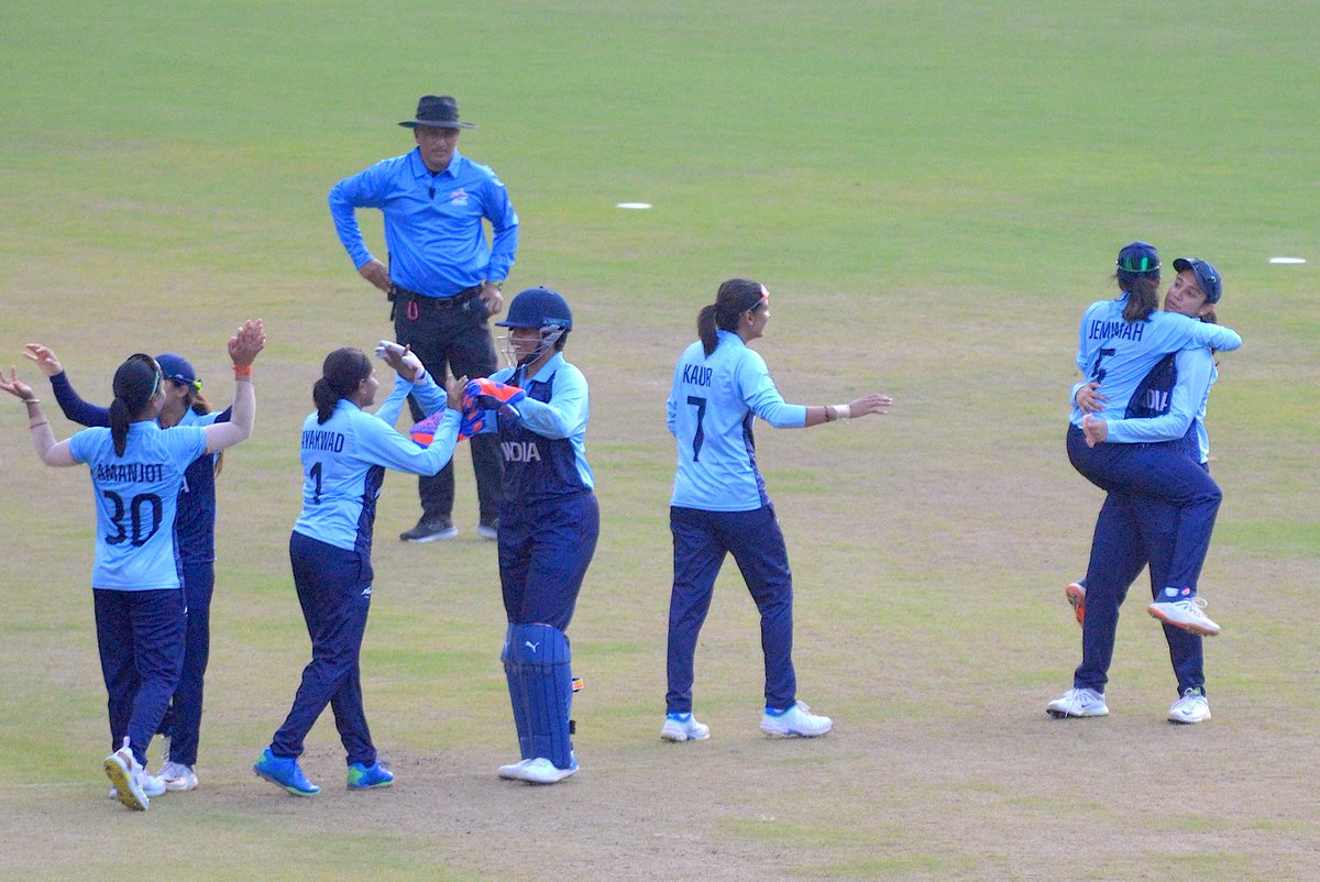 BCCIWomen's tweet photo. 📸📸 We've done it! 👏 👏

Congratulations to #TeamIndia as they clinch a Gold 🥇 Medal at the Asian Games! 🙌 🙌

Well done! 🇮🇳

Scorecard ▶️ https://t.co/dY0wBiW3qA

#IndiaAtAG22 | #AsianGames https://t.co/Wfnonwlxgh