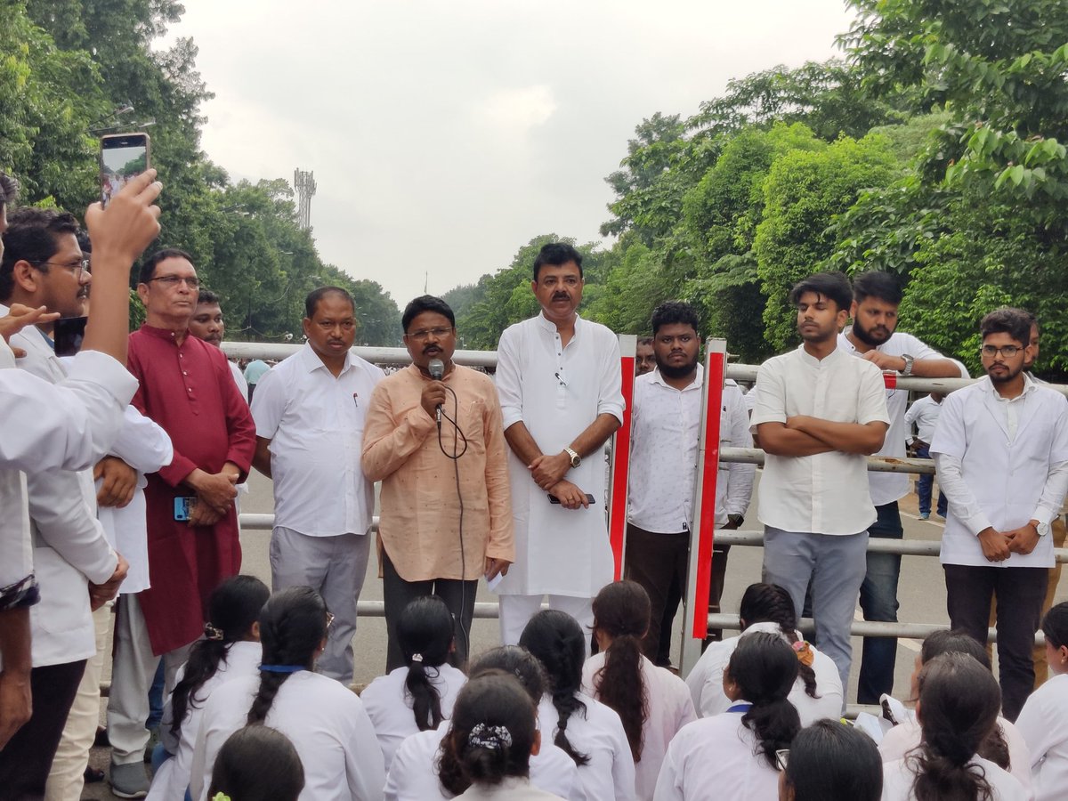 SubhamP80561529's tweet photo. Now our voice is our power!! After peaceful protest now students are protesting in #Bhubaneswar on open air. @BJP4India  supporting us throughout this process.@CMO_Odisha @HFWOdisha @MoHFW_INDIA @moayush @AMSA__Odisha @ArgusNews_in @otvnews @kanak_news https://t.co/2qlNtX6fC7