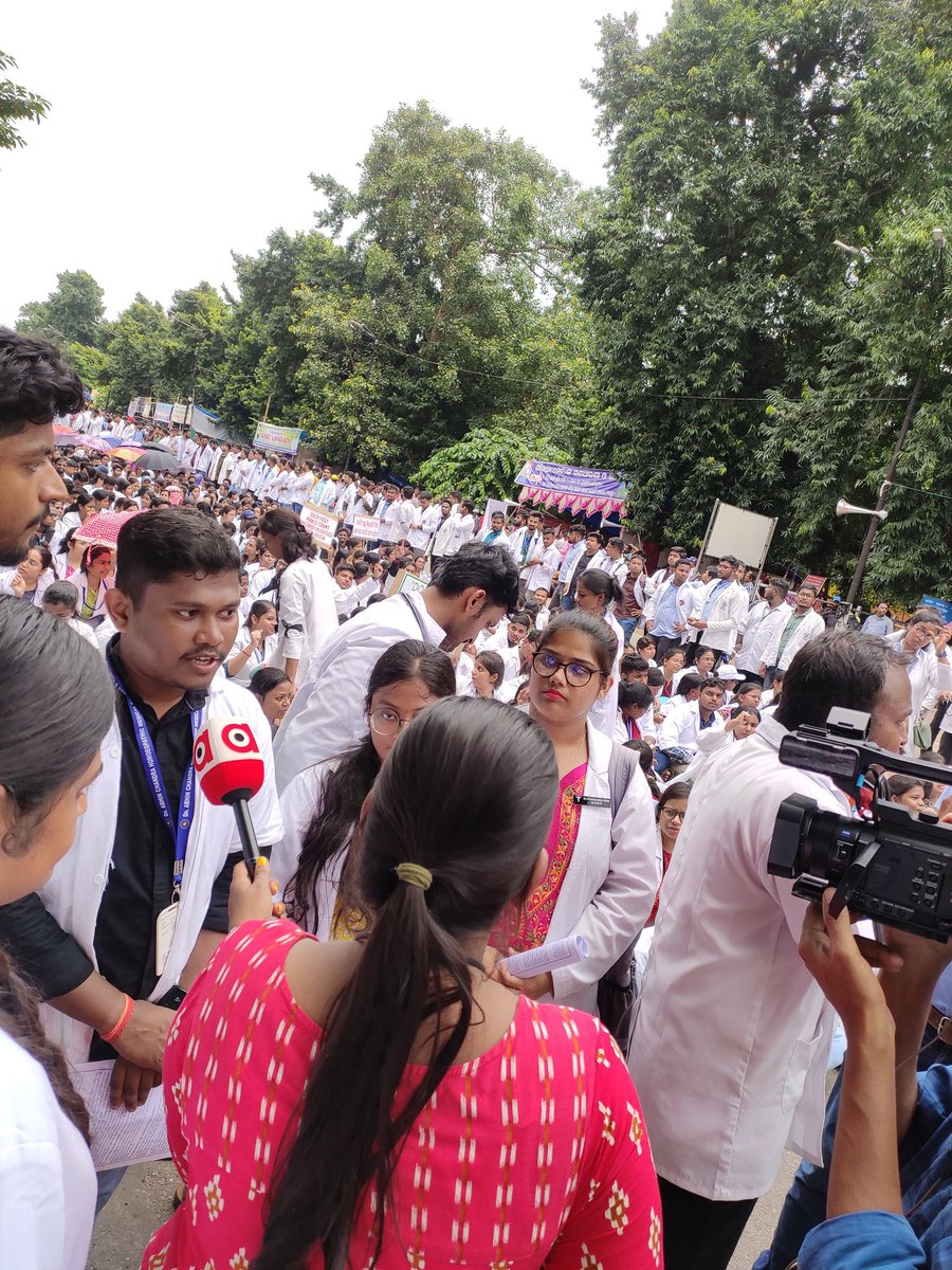SubhamP80561529's tweet photo. Now our voice is our power!! After peaceful protest now students are protesting in #Bhubaneswar on open air. @BJP4India  supporting us throughout this process.@CMO_Odisha @HFWOdisha @MoHFW_INDIA @moayush @AMSA__Odisha @ArgusNews_in @otvnews @kanak_news https://t.co/2qlNtX6fC7