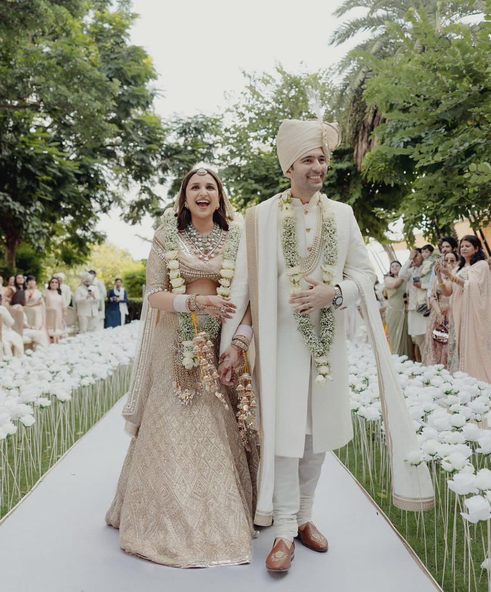 Arshiya76693084's tweet image. The #BridalEntry is like English #Weddings unlike traditional entries
White is now chosen by Indian brides

Though looks Dull &amp;amp; washed out on the skin tone.

Red/ Pastel Pink could add glow.
But Smiling faces look pretty! 
 #ParineetiRaghavWedding #RaghavChadha #RaghavParineeti