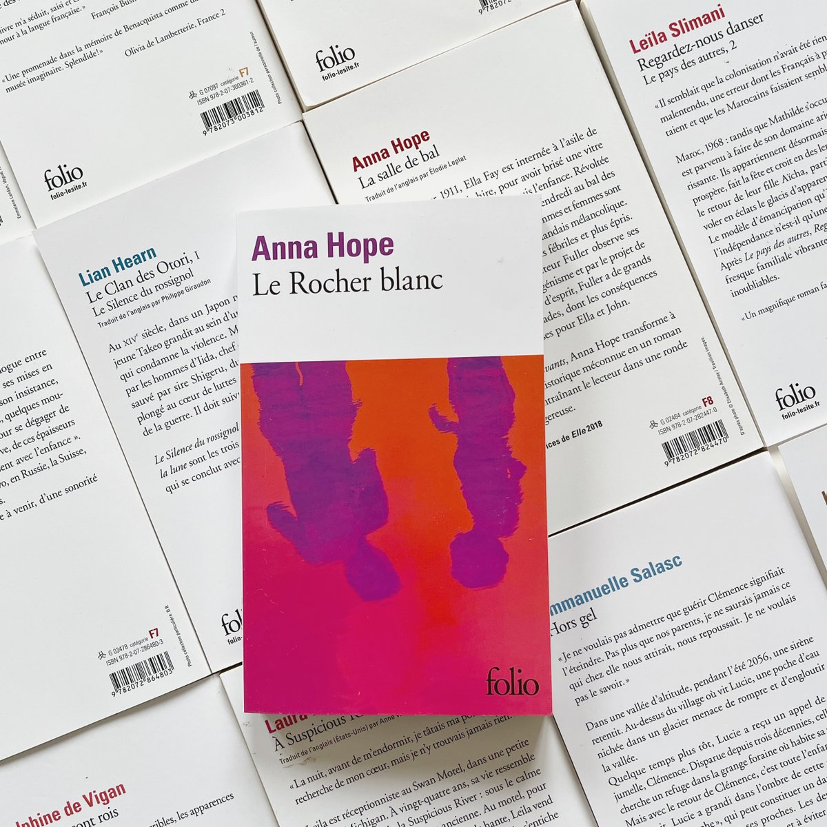 editionsfolio's tweet photo. ✍️ Des expéditions coloniales du XVIIIe siècle à la destinée d’une idole du rock des années 1960, #AnnaHope nous entraîne vers une destination mystérieuse où les échos du passé convergent pour donner sens à l’incertitude du présent.

📖"Le Rocher blanc" ➤ https://t.co/g5txSs9DxS https://t.co/qgfypmXBTJ