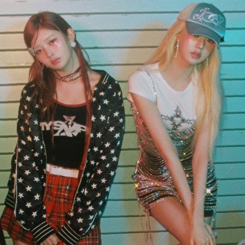 picsnaoirei's tweet photo. the red and blonde girls from ive https://t.co/qa66wJdak6