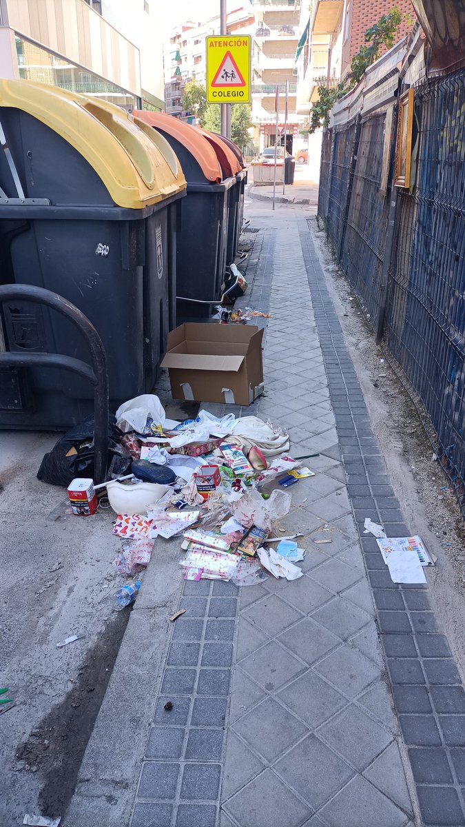 silvia77022111's tweet photo. Buenos días @Lineamadrid pueden venir a recogerlo? Calle cañete a la altura del 16 gracias https://t.co/OL9EeqFL6h