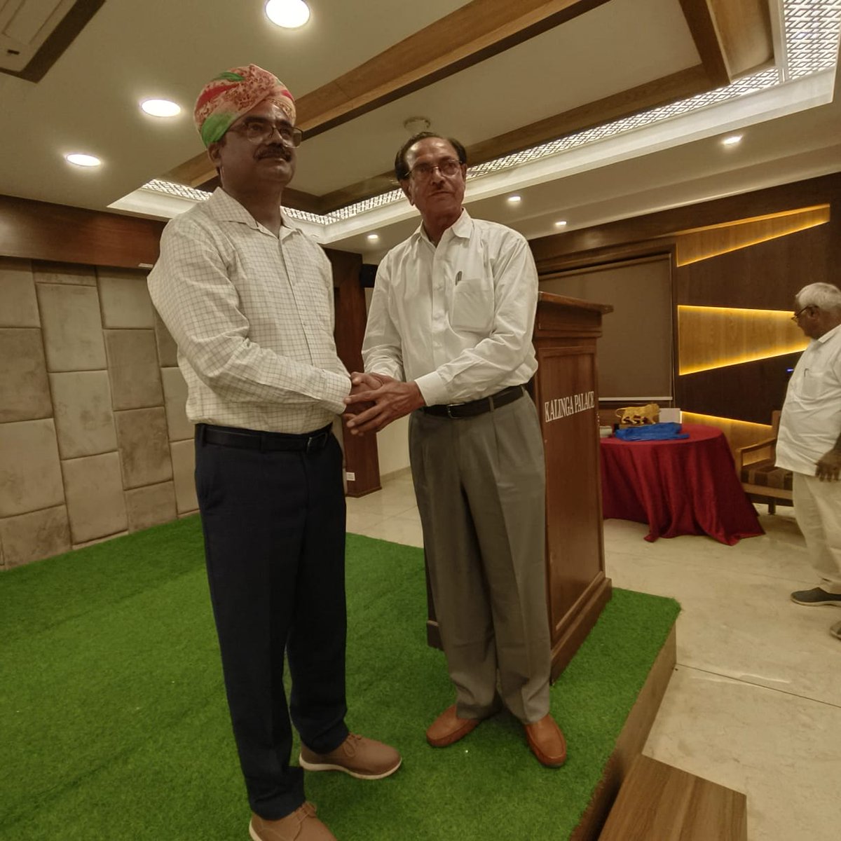 RTamlor's tweet photo. पिछले 3 साल में सीमान्त बाड़मेर में अपने कार्य से सभी का दिल जीतने वाले ,सीमावासियों में देशभक्ति की भावना को मजबूत करने और सामाजिक सरोकार में महत्वपूर्ण भूमिका निभाने वाले श्री @Madan3971 कमांडेंट की पोस्टिंग होने पर बाड़मेर वासियों ने विदाई दी ।
@BSF_Gujarat @BSF_India https://t.co/qlFItMVbpk
