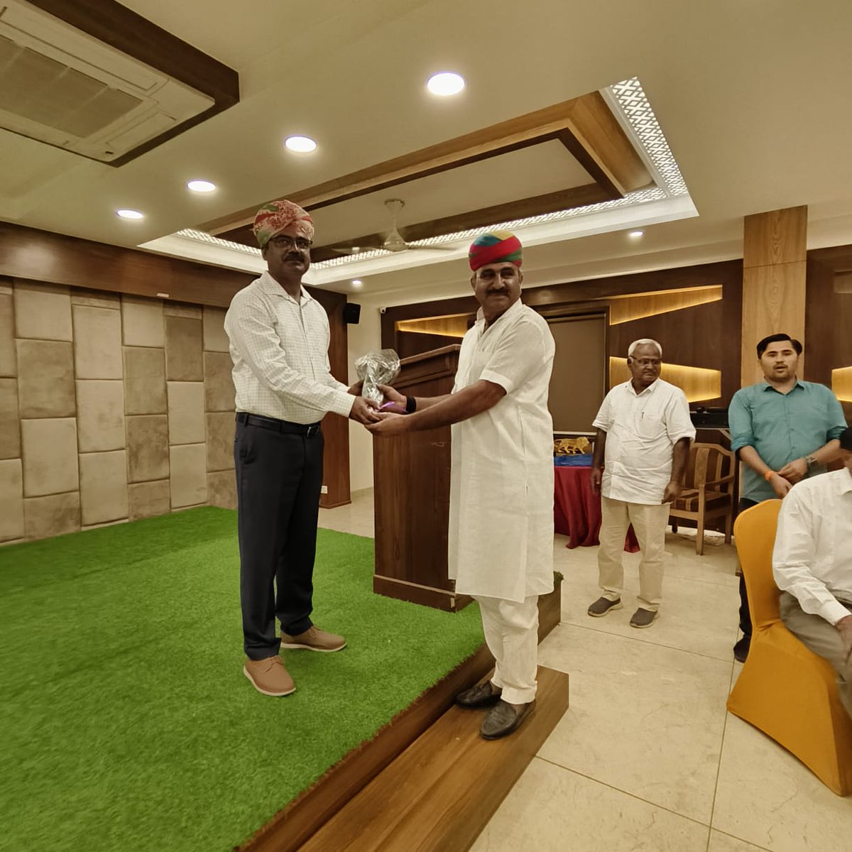 RTamlor's tweet photo. पिछले 3 साल में सीमान्त बाड़मेर में अपने कार्य से सभी का दिल जीतने वाले ,सीमावासियों में देशभक्ति की भावना को मजबूत करने और सामाजिक सरोकार में महत्वपूर्ण भूमिका निभाने वाले श्री @Madan3971 कमांडेंट की पोस्टिंग होने पर बाड़मेर वासियों ने विदाई दी ।
@BSF_Gujarat @BSF_India https://t.co/qlFItMVbpk