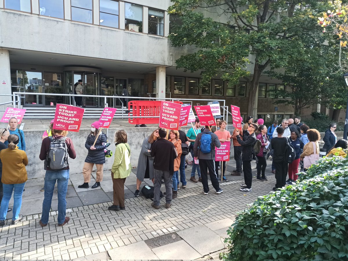 ArisKatzourakis's tweet image. Because the national dispute is still happening @oxforducu @ucu #ucurising