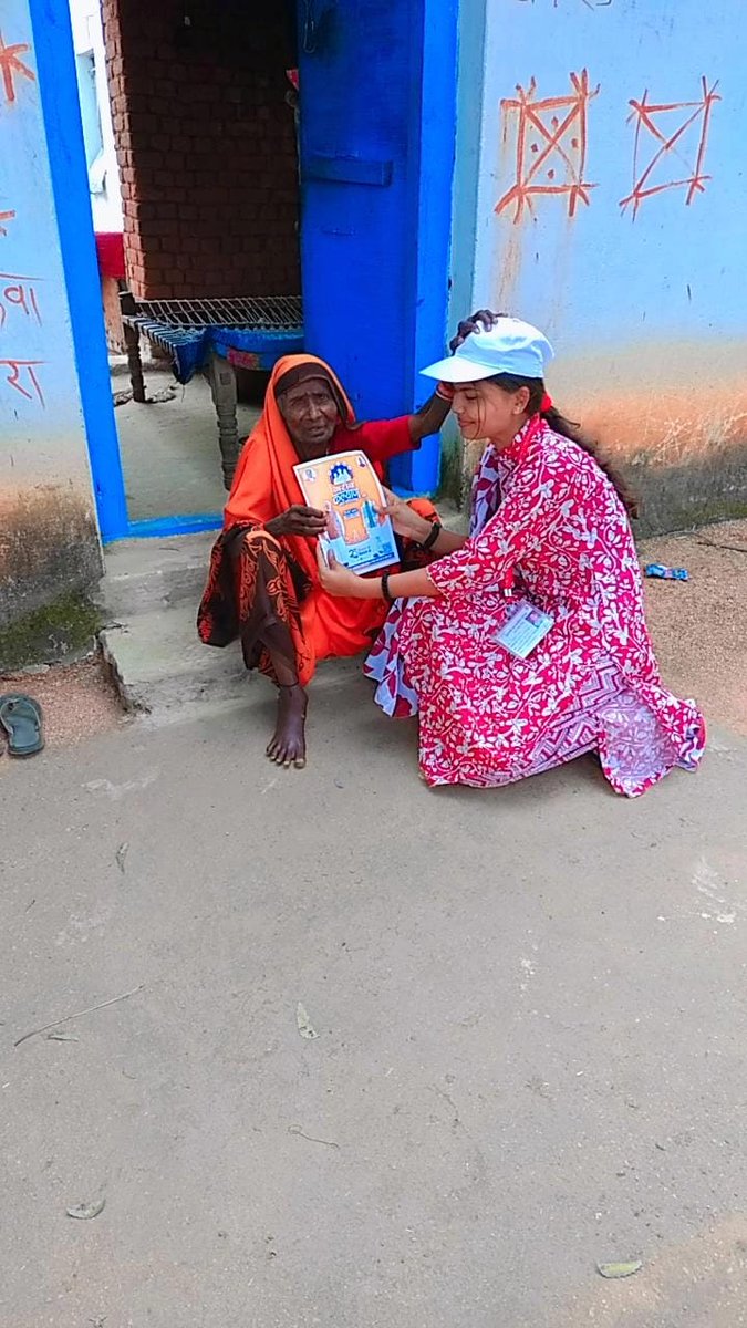 ThinkMadhya's tweet photo. अम्मा की मीठी सी मुस्कान
अम्मा को पेंशन नहीं नही मिल रही थी,जनसेवा मित्र तनु जैन ने अम्मा की DBT कराई अब अम्मा की मीठी मुस्कान बता रही है उनको वृद्धा पेंशन योजना का लाभ मिल रहा है। शासन की योजनाओं और जनसेवा की सराहना की व जनसेवा मित्र के माध्यम से मुख्यमंत्री जी को आशीर्वाद दिया https://t.co/1FkLcWkk51