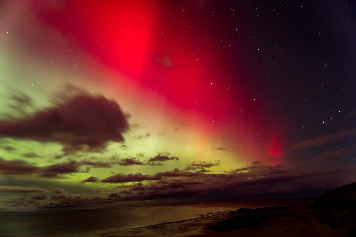 Stevo_SnakeDR's tweet photo. A few shots from last nights awesome aurora display from lossiemouth 🏴󠁧󠁢󠁳󠁣󠁴󠁿 she lit up the moray firth sky with red to the naked eye!! 👁🤯 #Aurora @TamithaSkov @AmazingAurora21 @BBCWthrWatchers @aurorawatchuk @_SpaceWeather_ @AuroraAlertsApp @SkyeAuroras @astro_apps_uk @TweetAurora https://t.co/ZumbEdL6a3