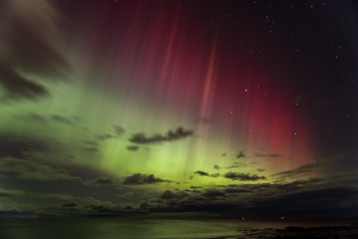 Stevo_SnakeDR's tweet photo. A few shots from last nights awesome aurora display from lossiemouth 🏴󠁧󠁢󠁳󠁣󠁴󠁿 she lit up the moray firth sky with red to the naked eye!! 👁🤯 #Aurora @TamithaSkov @AmazingAurora21 @BBCWthrWatchers @aurorawatchuk @_SpaceWeather_ @AuroraAlertsApp @SkyeAuroras @astro_apps_uk @TweetAurora https://t.co/ZumbEdL6a3