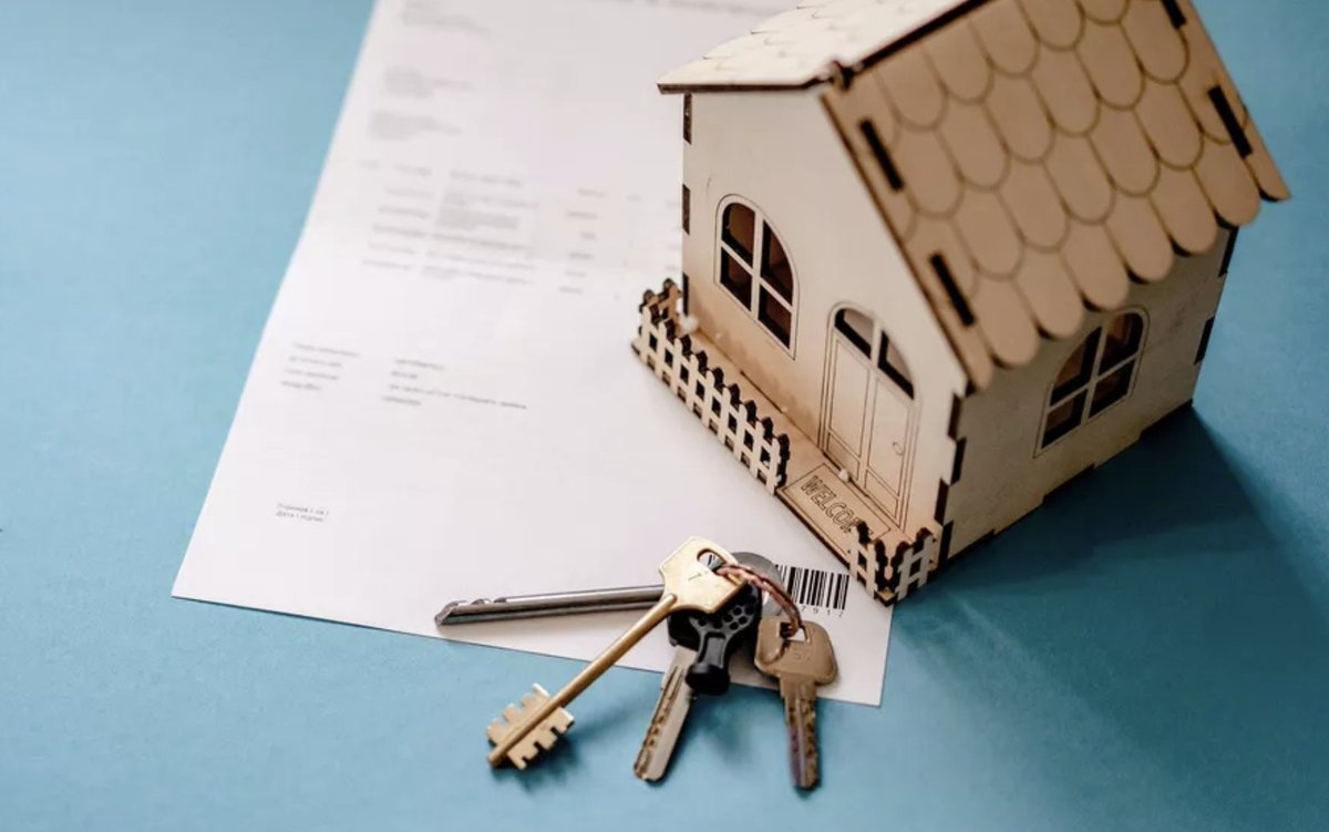 stanmonnaie's tweet photo. 😲 Les banques ne veulent pas me financer ! Voici mon plan ⬇️

En juillet 2023, je signais le compromis d’achat d’un immeuble de rapport pour 300k€ de prix de vente.

L’idée est d’y construire une crèche + deux appartements. 

Les travaux sont estimés à 256k€ TTC. Nous disposons d’un apport de 200k€ et souhaitions emprunter 400k€.

😅Le projet semble banal mais avoir rencontré 7 banques nous avons reçus 7 refus..

Le contexte de financement est cata ! Et les excuses des banques sont diverses et bidons, inutile de s’attarder dessus.

Il m’était arrivé la même chose en 2020 et 2021, j’avais à chaque fois continué jusqu’à trouver un financement avec la 15ème banque consultée !

💡Mais cette fois ci, j’ai trouvé une meilleure idée..

🎁 RT / like ce poste et je t'envoie le lien vers mon article complet qui explique mon projet (on ne peut plus poster de lien sur X)

A très vite,

Stan