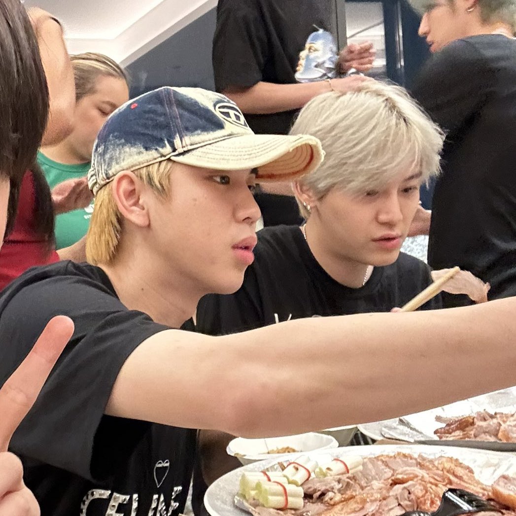 nx_ner's tweet image. บุ๋นเปรมสุดยอดมากครับ เวลาทำงานคือขออยู่ห่างๆ(อย่างใกล้) แต่พอเวลาอื่นๆพี่บุ๋นขอสิงแบบใกล้ชิดเลย อืมๆๆที่นั่งมันแคบแหละ😼😔👌🏼❤️‍🩹

#บุ๋นเปรม