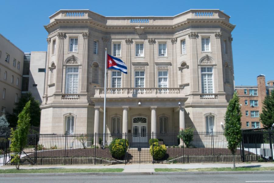 💥URGENTE💥 Embajada de #Cuba en EEUU es objeto de acto terrorista. Un individuo lanzó dos cocteles molotóv. No se reportan afectaciones a nuestro personal. ¿QUIEN ES ENTONCES EL PAÍS QUE PATROCINA EL TERRORISMO? ¡DENUNCIEMOS! #IslaRebelde 🇨🇺 #DeZurdaTeam