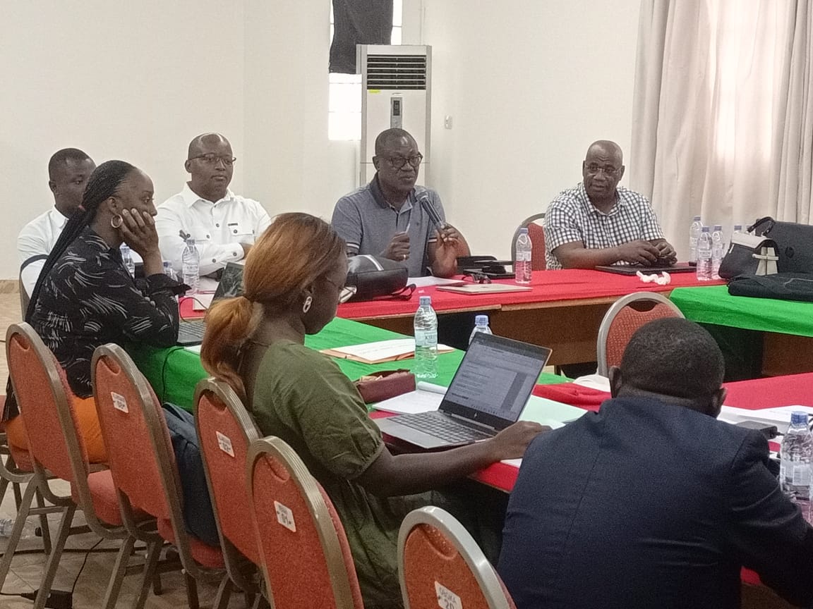 SergeMayaka's tweet photo. La semaine dernière s'est tenue à Bassam/Côte d'Ivoire l'atelier de révision et de validation du rapport d'évaluation de la stratégie de financement de la santé à l'aide de la matrice des progrès de l'OMS. Participation du ministère de la santé, de la CNAM, la WB, le GF, l'OMS... https://t.co/KDee1dsDSH