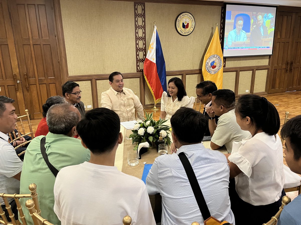 teddycasino's tweet photo. Sectoral leaders and former Makabayan Bloc lawmakers pay a courtesy call with House Speaker Martin Romualdez to relay their call to realign P2.95 billion in confidential and intelligence funds in the proposed 2024 budget to health, education, agriculture and social services. https://t.co/jJJaePk0Js