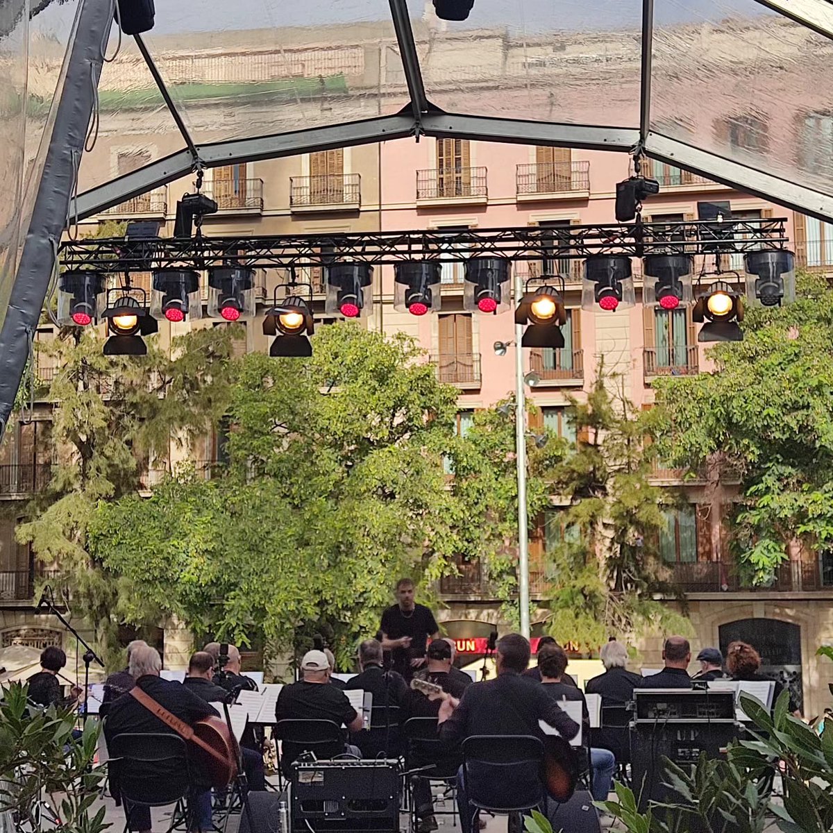 Concert de la Big Band de l'Espai Senior del <a href="/tallerdemusics/">Taller de Músics</a> a l'escenari de <a href="/bcncultura/">Barcelona Cultura</a> a l'avinguda Catedral. La Festa de l’#AssociatBCN posant música al darrer dia de #LaMercè.