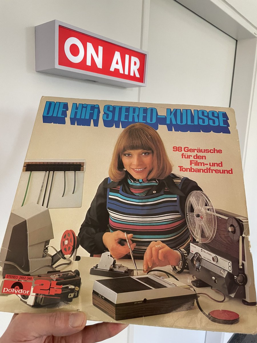 papperlapopp's tweet image. Dieser schöne Flohmarktfund geht jetzt an die Tonbandfreunde @Volkersheim und @FelixHarbart - falls im @HAZ-Podcast #klarsoweit mal „Festzelt-Atmosphäre“, „Pferd mit Wagen“ oder „Publikumsreaktion: Foul“ vonnöten sind, werdet ihr hier fündig 😎