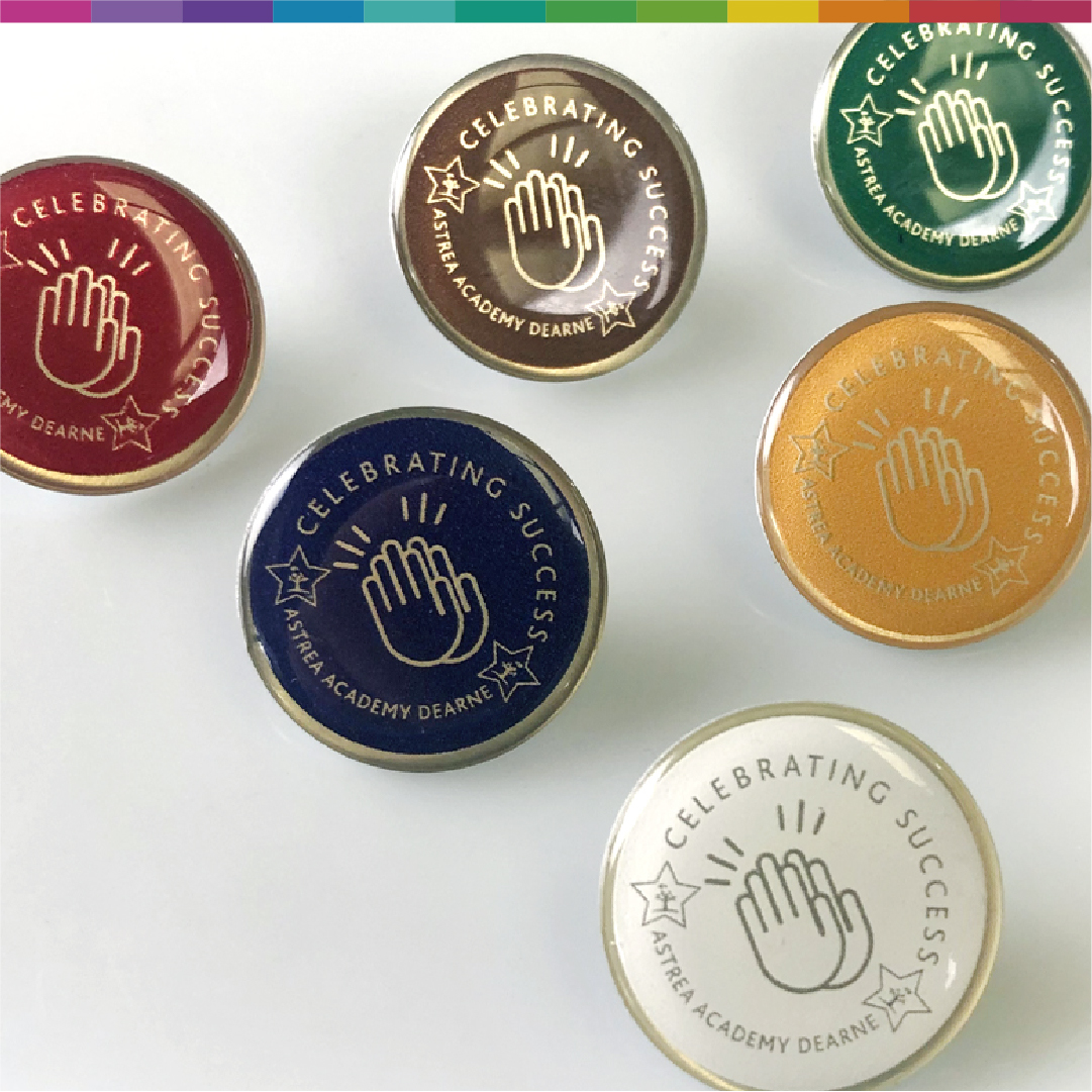 Print_ForSkwls's tweet image. Explore our custom school badges! Reward achievements, highlight responsibilities, or use them for promotions. Our high-quality badges are crafted to endure. Get yours today! #PrintForSchools #Education #SchoolBadges #PromotionalItems