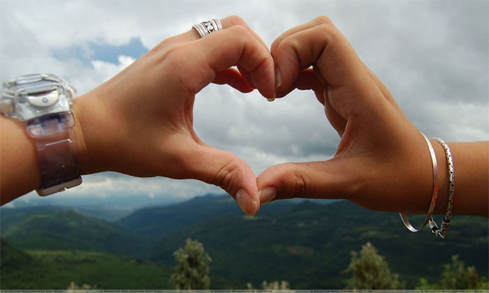 .
أصـغــي إليـه فـلا أمــل حديـثـهُ
أيَـمــلّ قلـــبٌ نبــضـــه وصـــداهُ
إن قال أهـلًا صبّ لي من روحِـهُ
كـأســاً مــن الأشــواقِ ما أحــلاهُ 
عذب الطباعِ وإن يخالطنا الجفـا
طمـسَ التبـســمُ مايخـطُّ جـفــاهُ