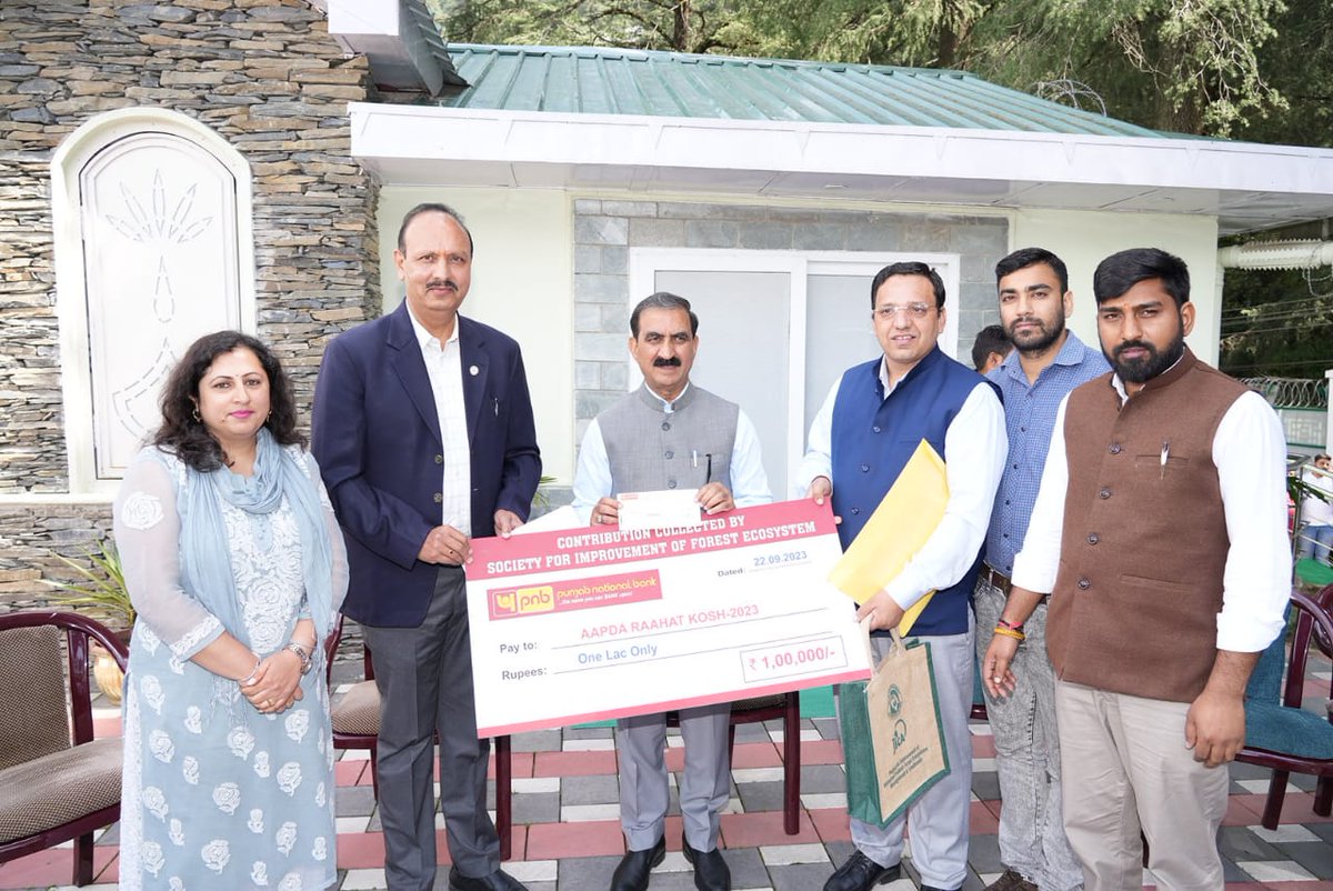 dprhp's tweet photo. अतिरिक्त प्रधान मुख्य वन अरण्यपाल, नागेश गुलेरिया ने  शिमला में सोसायटी फॉर इम्प्रूवमेंट ऑफ फॉरेस्ट इकोसिस्टम की ओर से आपदा राहत कोष-2023 के लिए मुख्यमंत्री को एक लाख रुपये का चेक भेंट किया। मुख्यमंत्री ने इस अंशदान के लिए नागेश गुलेरिया और सोसाइटी का आभार व्यक्त किया है। https://t.co/JooTmLEDa6