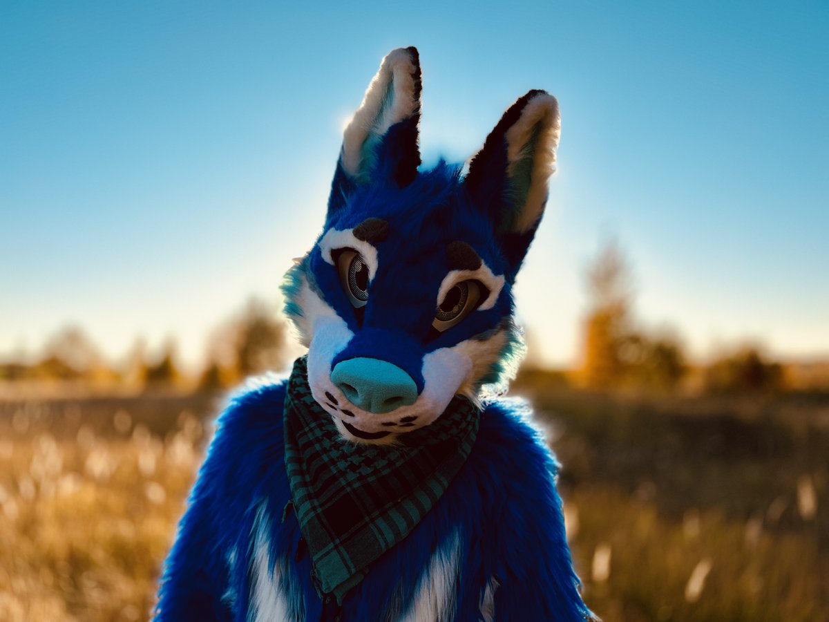 Finally, I managed to get myself out into nature, and not just by myself! I gotta admit, it was really hot, but I handled it. This is just a sneak peek at the upcoming photos, and I'll share the rest with you guys later. Thanks a lot!