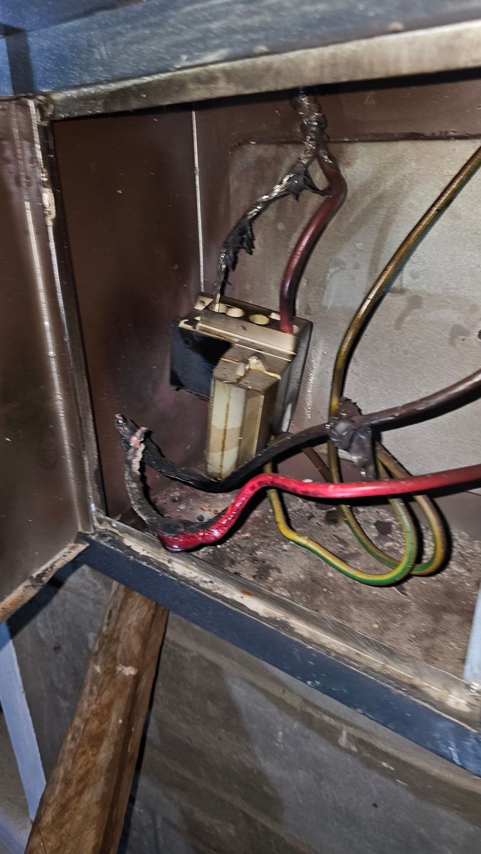CheruhK's tweet photo. What happened to the @Kplc regulating the power outage. Many clients in kericho don't have power in their houses/businesses. The B.M here seems not to care anymore. Could it be a sabotage to the ministry heads!!!.. https://t.co/oqikQ8DInM