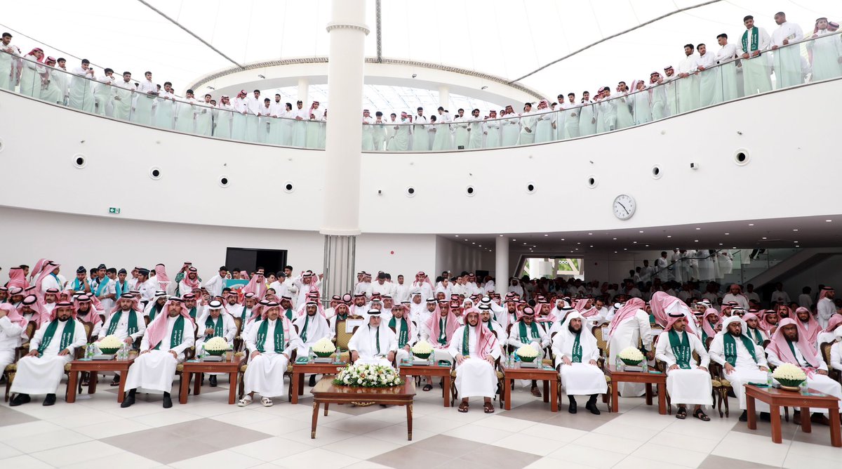 IMSIU_edu_sa's tweet photo. #جامعة_الإمام تحتفل باليوم الوطني الـ 93 بحفل خطابي في بهو الجامعة الرئيس بالمدينة الجامعية، برعاية وحضور معالي رئيس الجامعة أ. د. أحمد بن سالم العامري، ووكلاء الجامعة وعمداء الكليات والعمادات المساندة ومدراء الإدارات وأعضاء هيئة التدريس والطلاب.
#اليوم_الوطني93
#اليوم_الوطني_السعودي_93 🇸🇦
