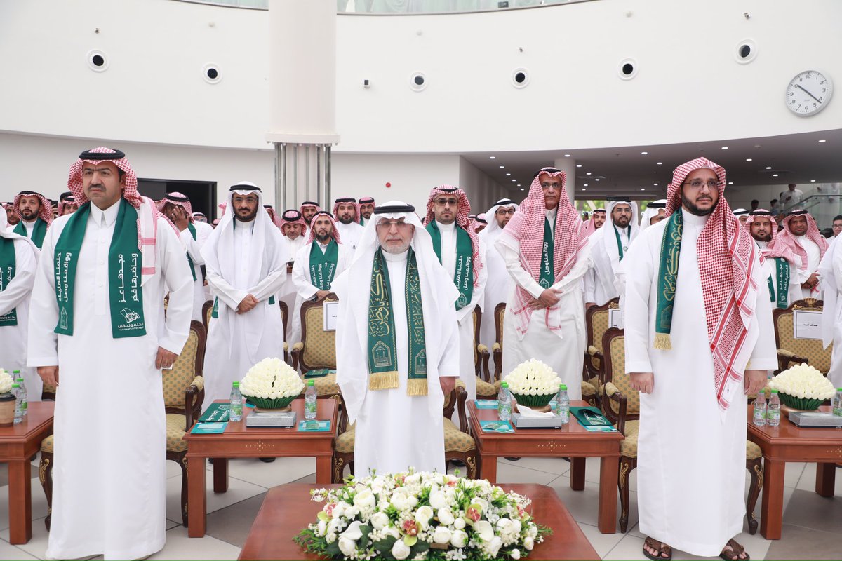 IMSIU_edu_sa's tweet photo. #جامعة_الإمام تحتفل باليوم الوطني الـ 93 بحفل خطابي في بهو الجامعة الرئيس بالمدينة الجامعية، برعاية وحضور معالي رئيس الجامعة أ. د. أحمد بن سالم العامري، ووكلاء الجامعة وعمداء الكليات والعمادات المساندة ومدراء الإدارات وأعضاء هيئة التدريس والطلاب.
#اليوم_الوطني93
#اليوم_الوطني_السعودي_93 🇸🇦